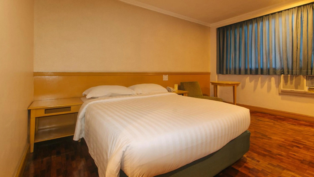 Aloha Hotel — 3