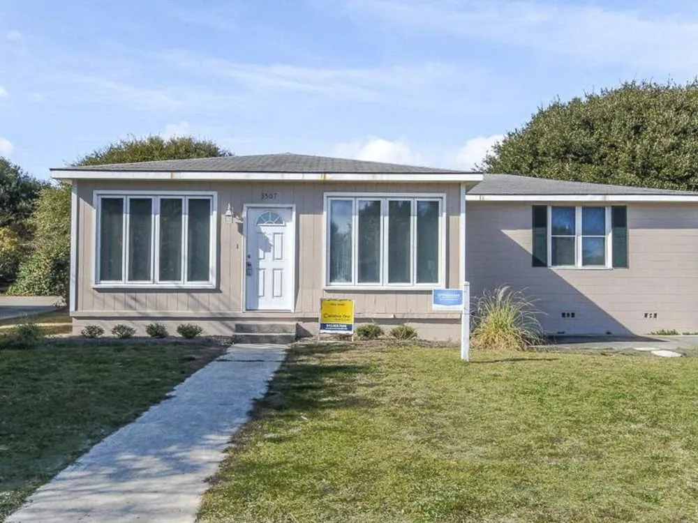 Palm Boulevard 3507 by RedAwning