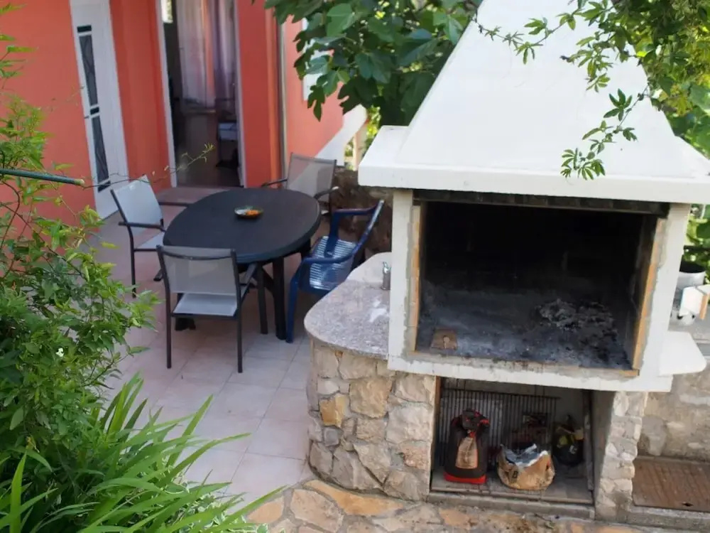 2 - Modern Apartment With Garden, 80m From Beach