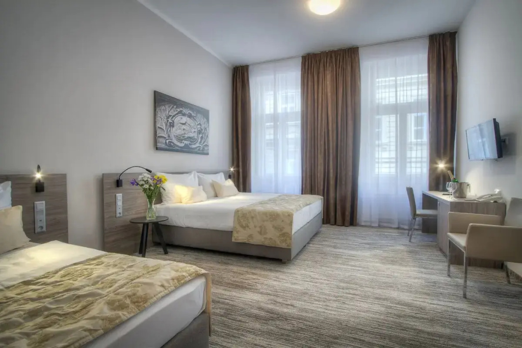 Standard Triple room