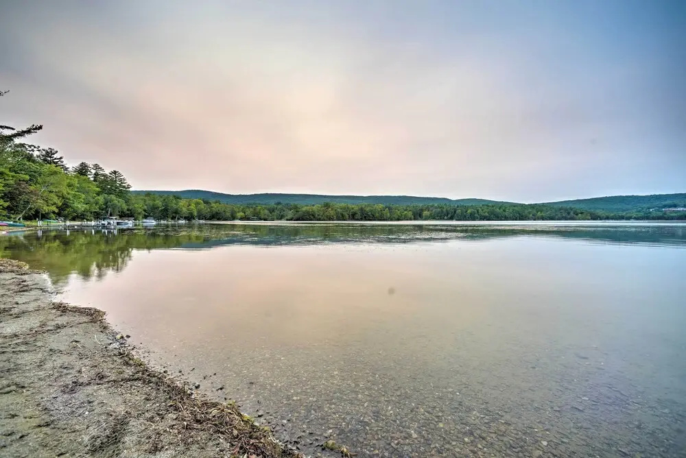 Cozy Stockbridge Cabin - Walk to Beach & Lake!