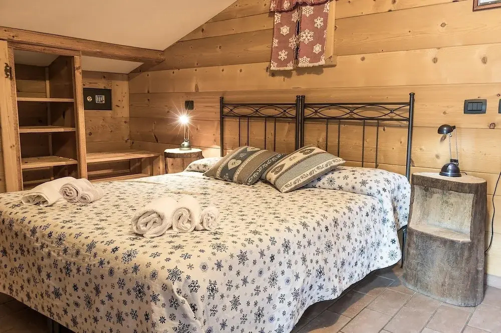 Standard Double room with balcony (full double bed)