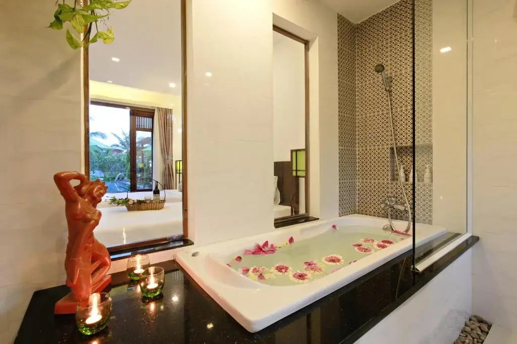 Deluxe Double room with lake view (full double bed)