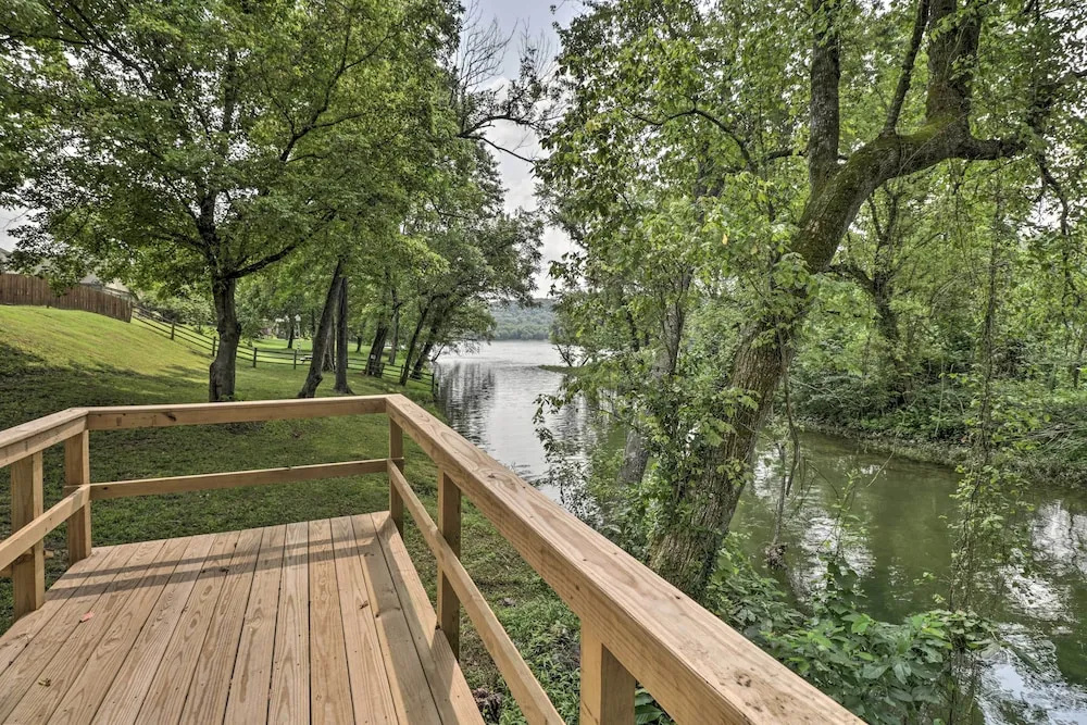 Mountain Home Cottage w/ Deck on White River!