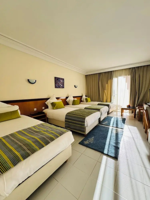 Deluxe Quadruple room with city view