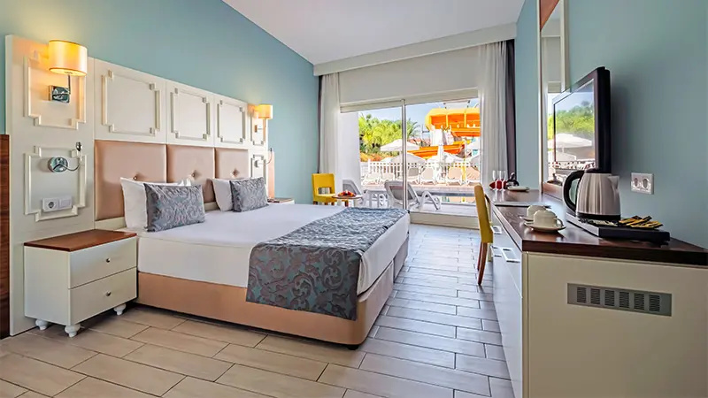 Standard Swim-Up room