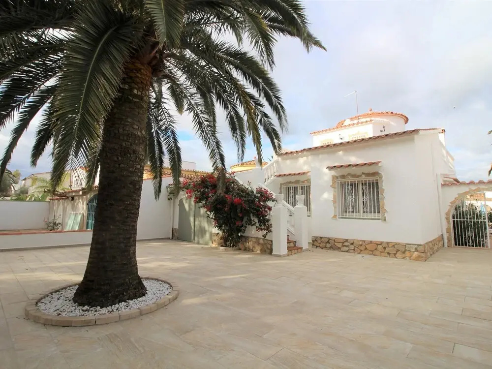 Amazing Villa in Empuriabrava With Swimming Pool