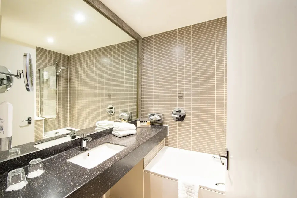 Holiday Inn Cardiff - North M4 by IHG - Chambres