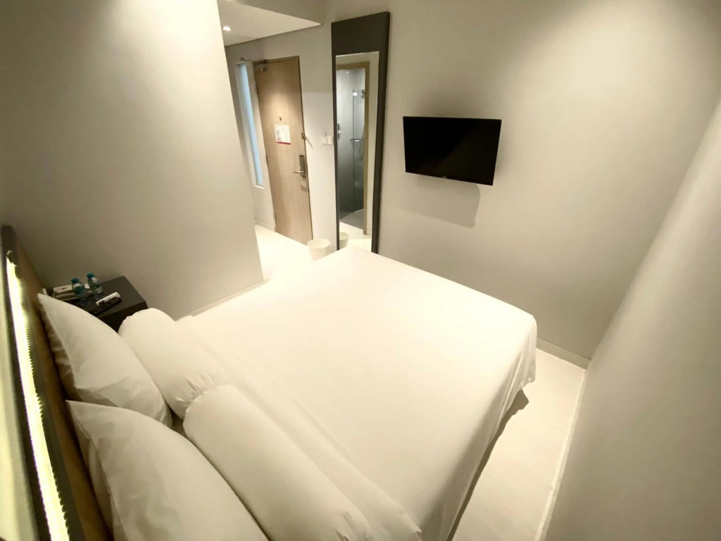 Front One Hotel Gresik — 3