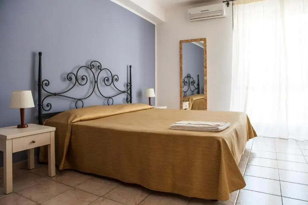 Standard Double room with partial sea view (full double bed)