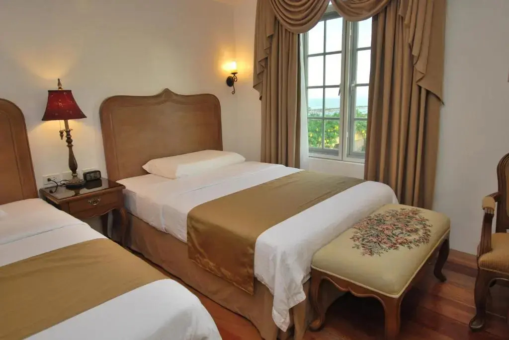 Standard Double room with lake view (full double bed)