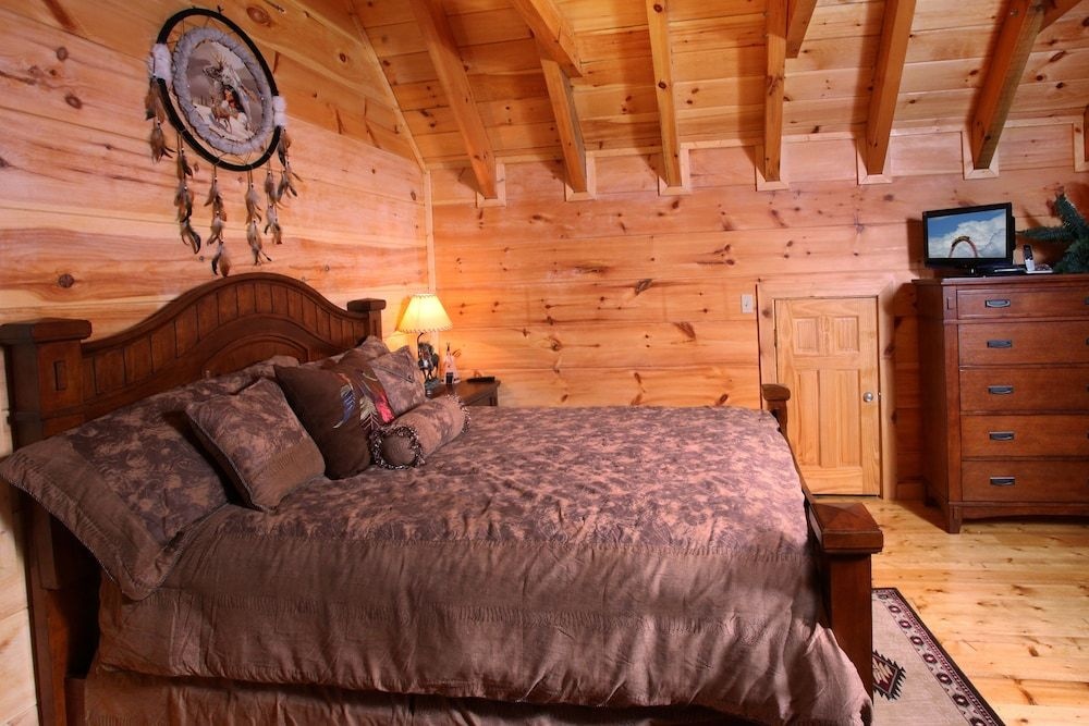 Off The Clock - Four Bedroom Cabin — 5