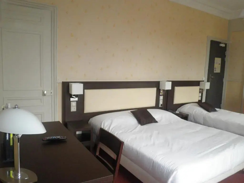 Standard Triple room with street view