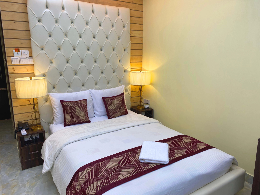 Deluxe Double room (full double bed)