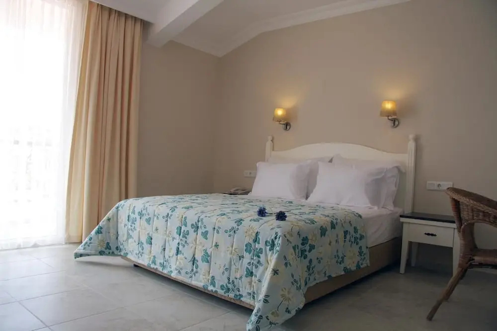 The Blue Lagoon Deluxe Hotel — фото