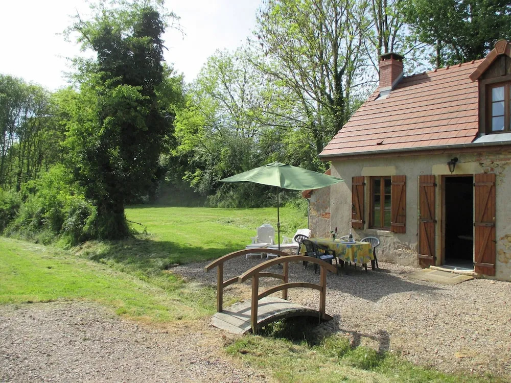 Holiday Home in Isenay Near Lake and Forest