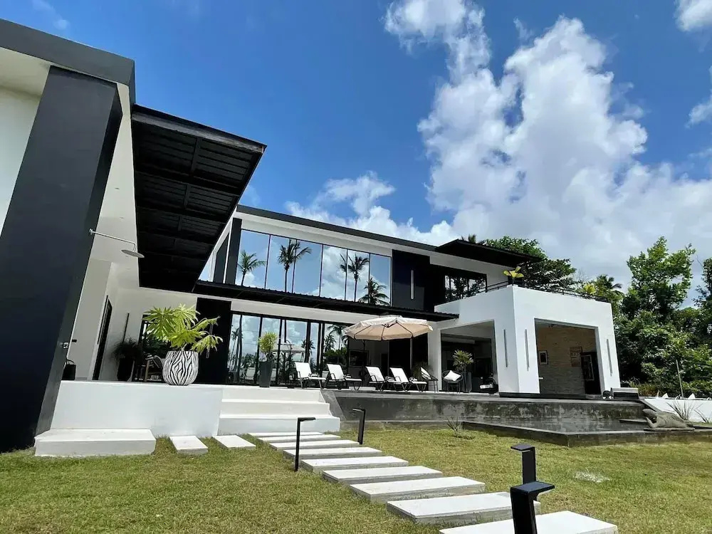 Casa Black and White. Vista al Mar