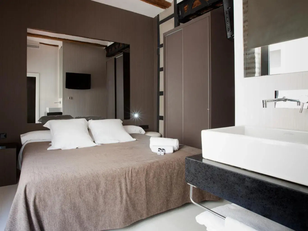 Standard Double room (full double bed)