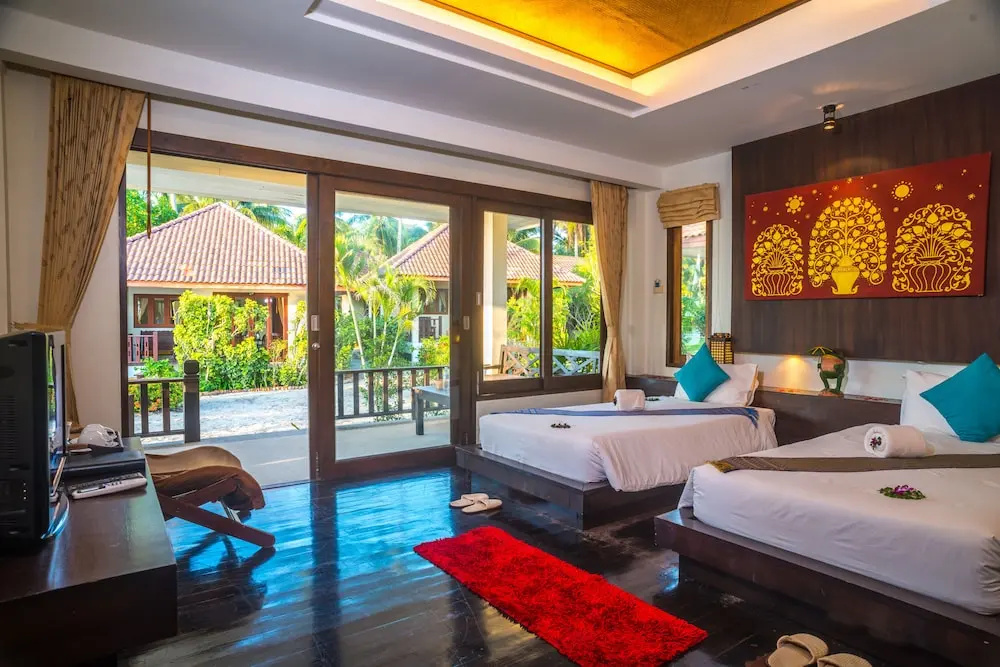 Bungalow with balcony and beachfront