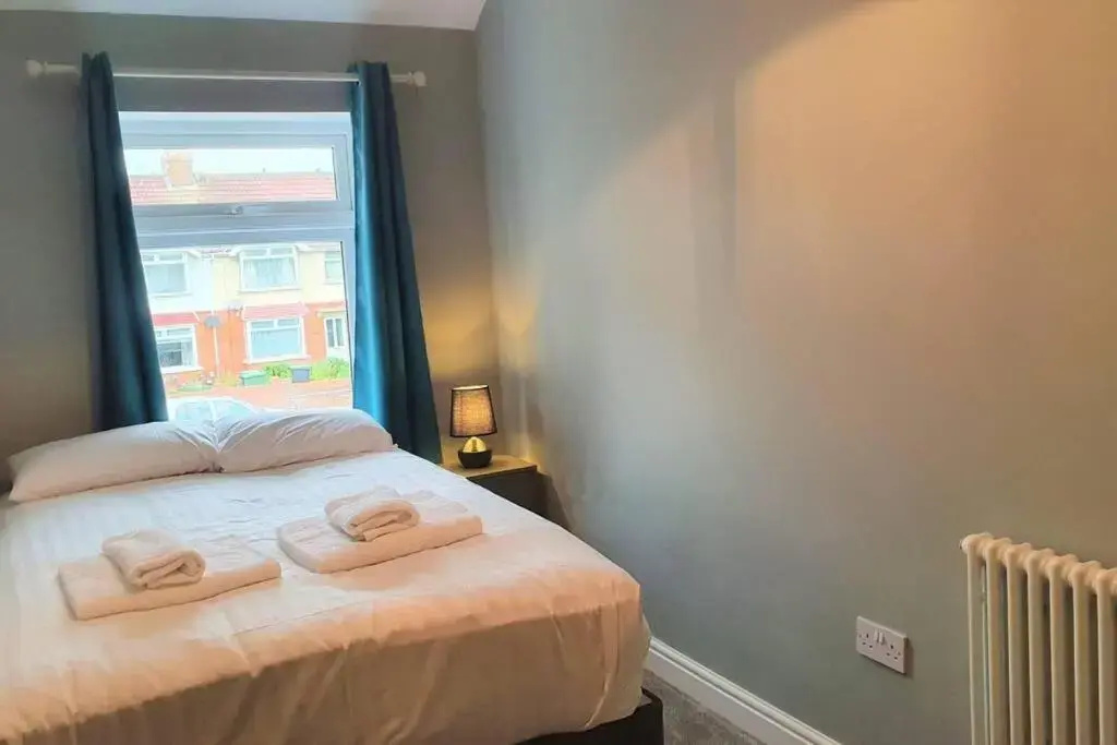 5 Bed, 2 Bath Home + Terrace, Garden & Parking