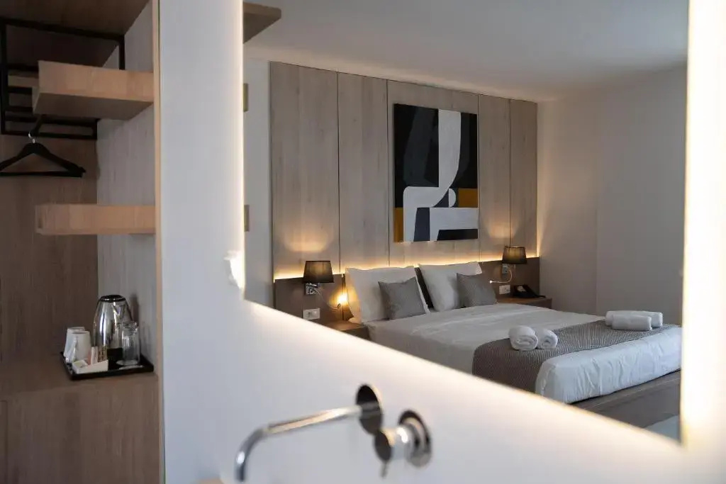 Deluxe Double room (full double bed)
