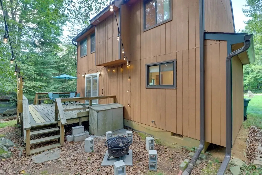 Poconos Cabin: Serene Deck, Fire Pit & Game Room