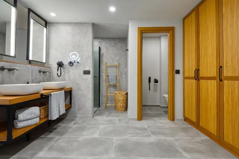 標準雙人房,配陽台和海景,附設全尺寸雙人床。