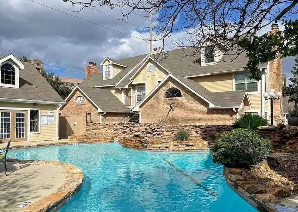 Upscale 1BR Condo in Med Center