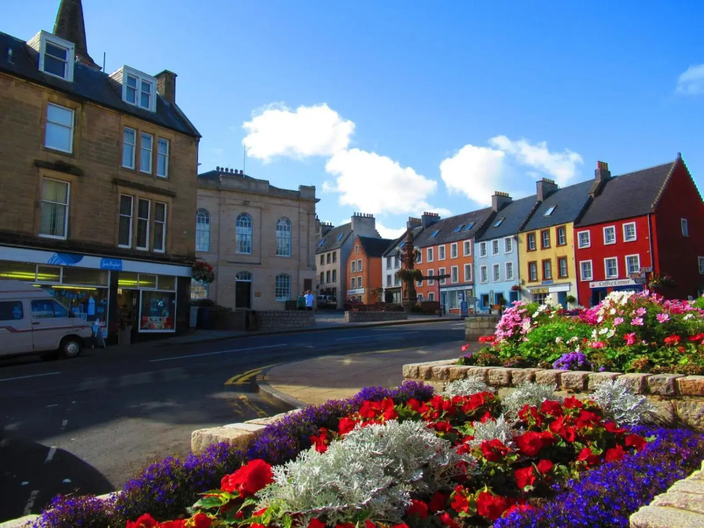 Craigowen - 4 Bed Maisonette on Historic High Street
