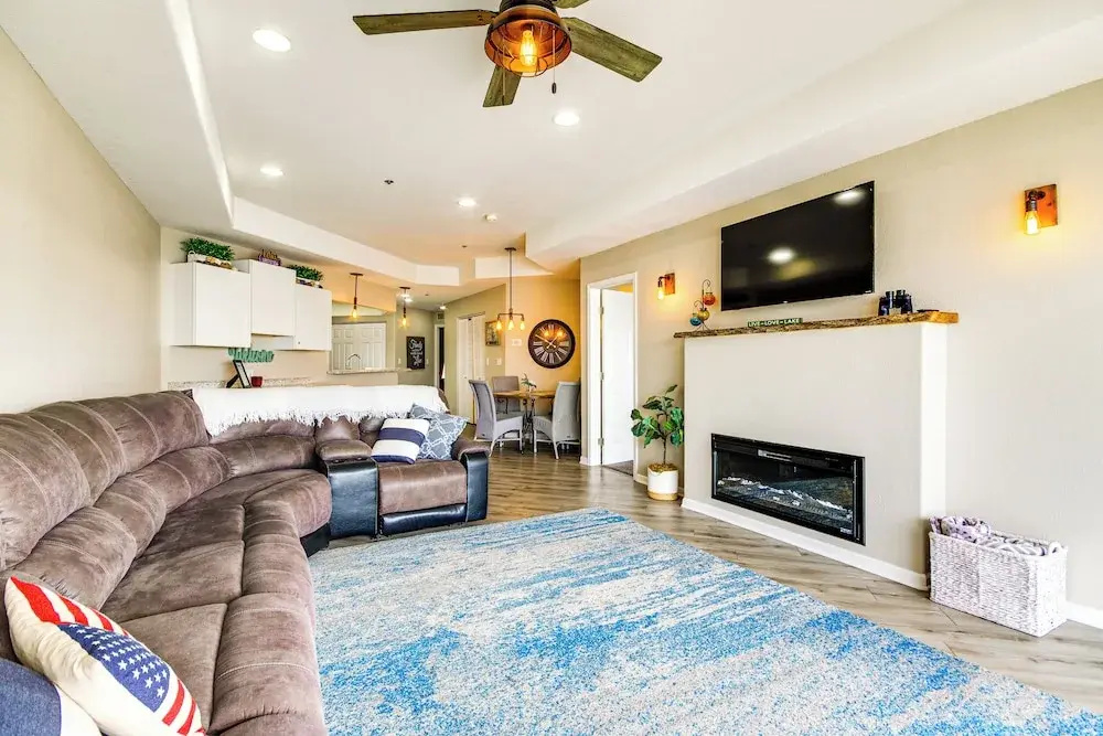 Waterfront Lake Ozark Condo w/ Pool Access