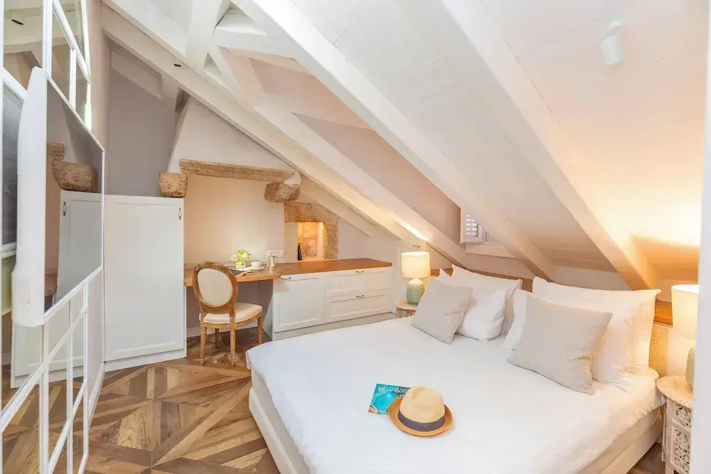 Deluxe Attic room