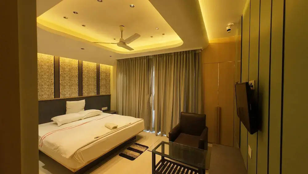 1 Bedroom Classic Double room with city view (full double bed)