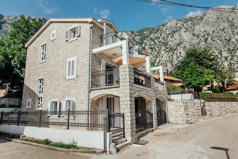 Spacious Family 4BR Seaside House, Fantastic Sea Views, 20 Meters to Beach