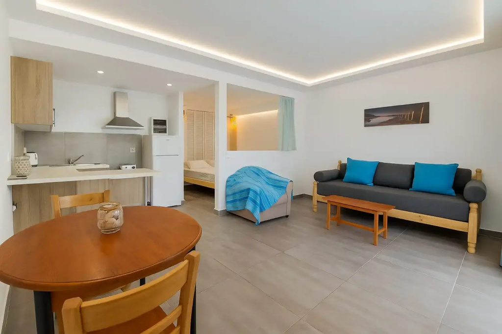 Family Basement Apartment with pool view