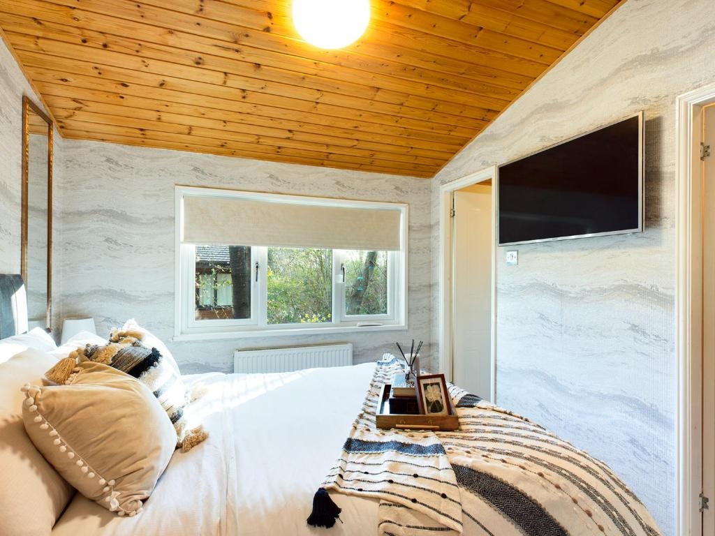 3 Bedroom Lakeview Lodge - Ensuite & Balcony Deck