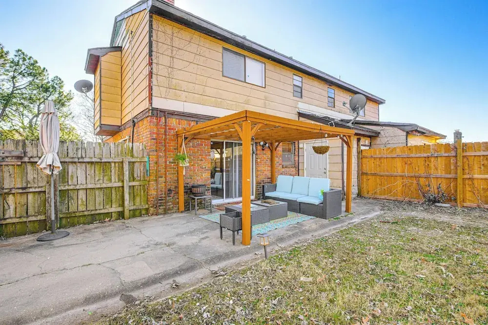 17 Mi to Dtwn Memphis: Townhome w/ Fenced Yard!