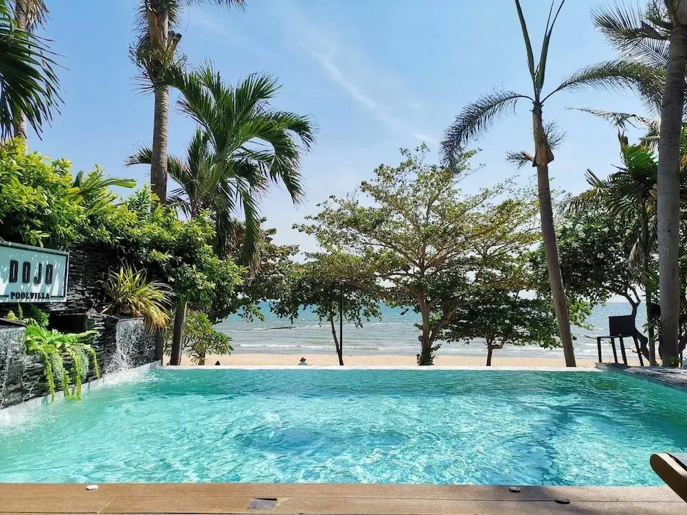 6 Bedrooms Family Villa beachfront