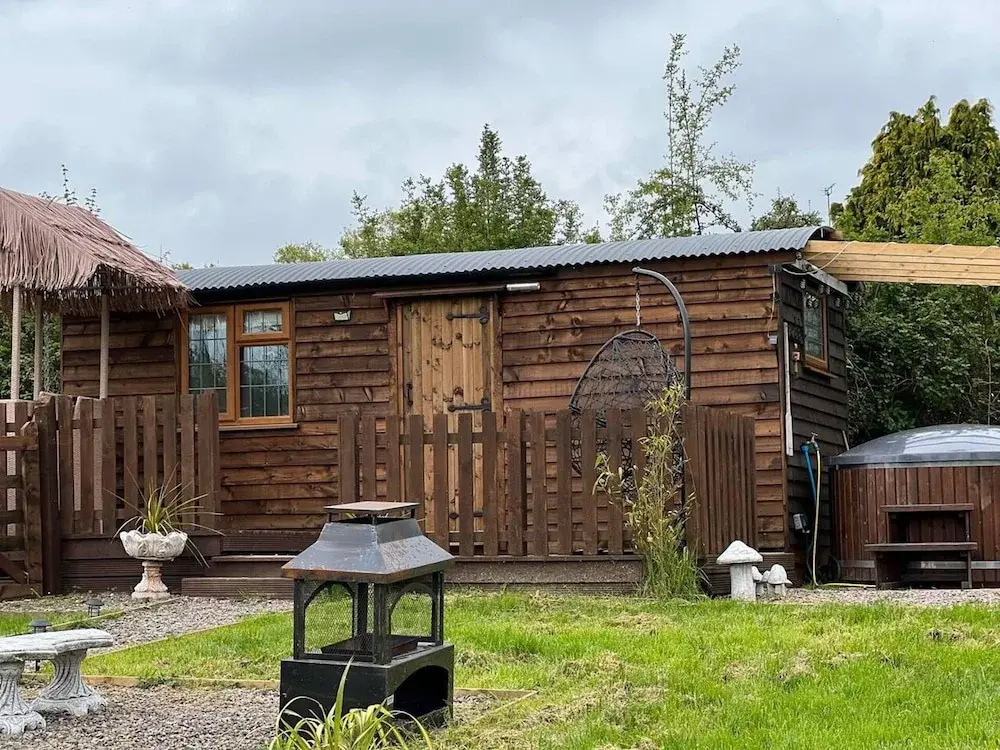 Cute and Cosy Shepard hut With Wood Fuel hot tub - фото 11