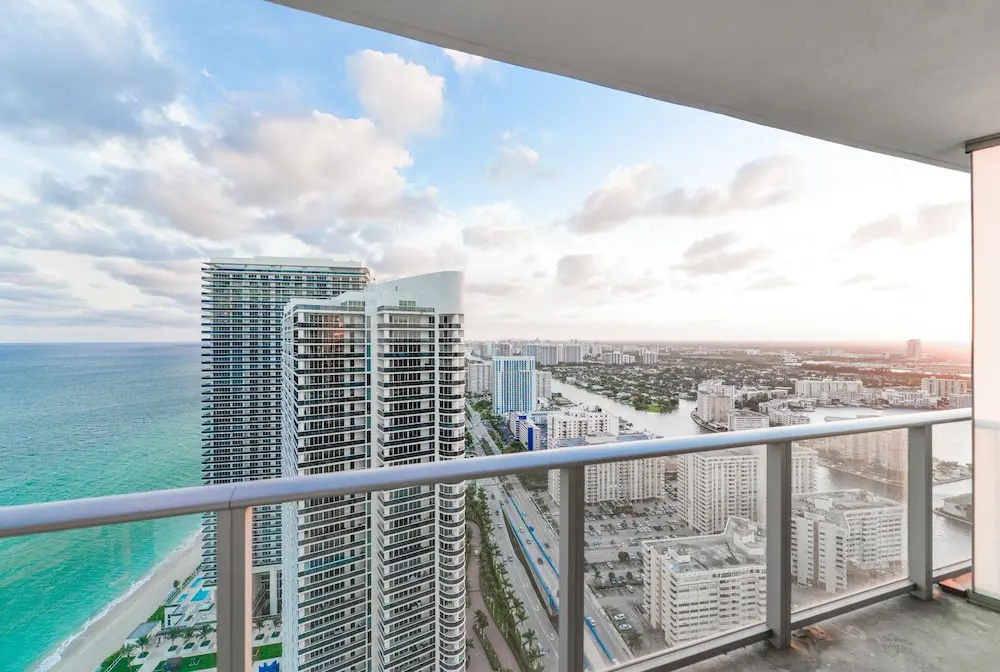 Luxury Condo wOcean Views close to Beach