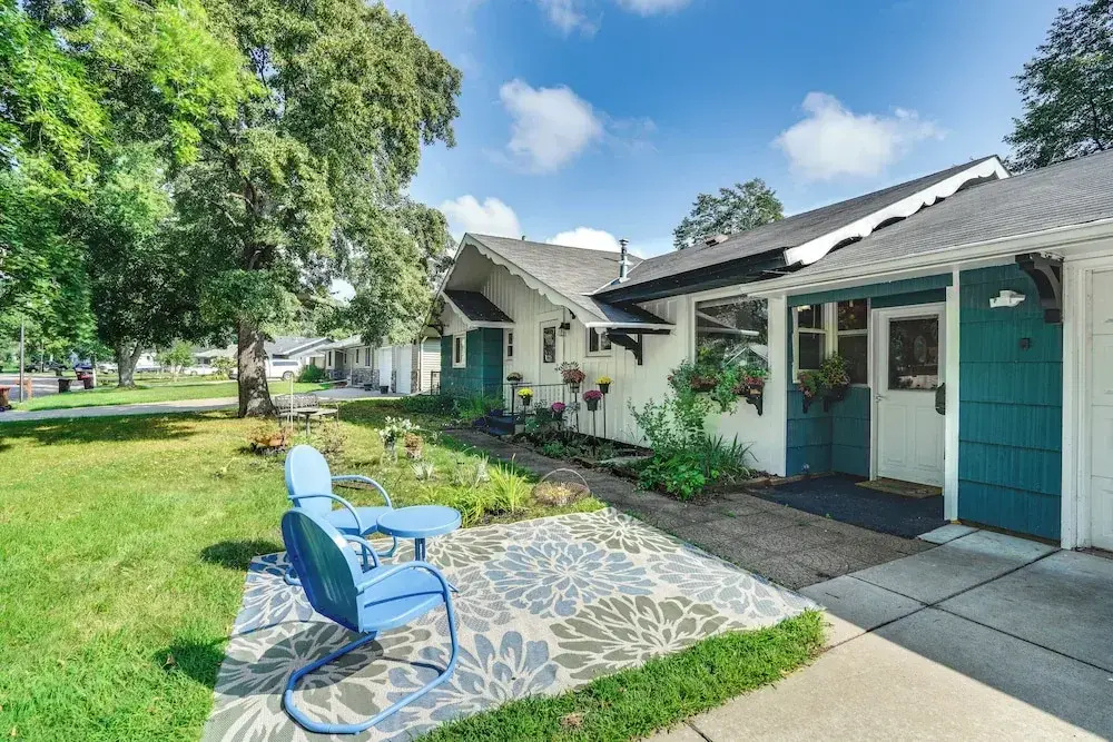 Family-friendly Cottage Grove Home w/ Fireplace!