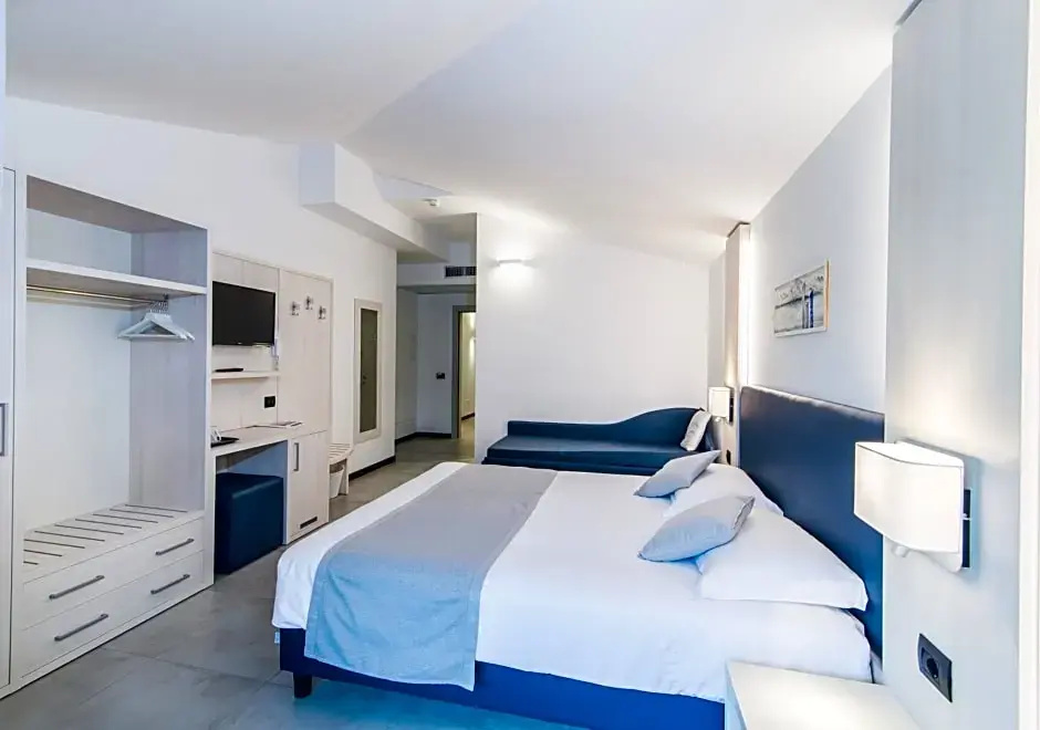 Standard Triple room with balcony