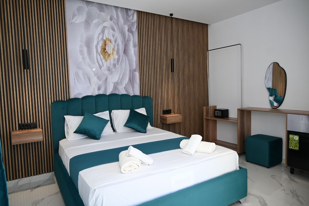 Standard Double room with park view (full double bed)