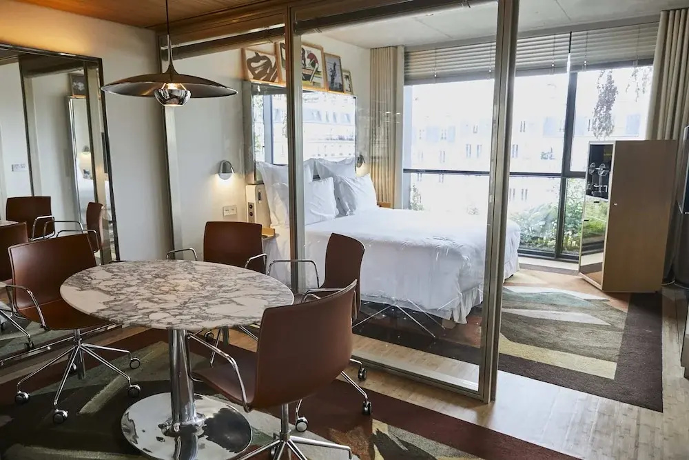 Business Double room (full double bed)
