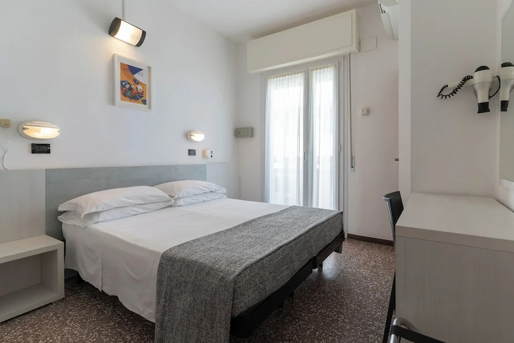 Classic Double room with balcony and with partial sea view (full double bed)