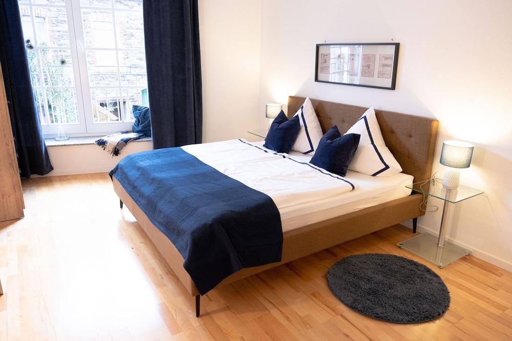 Deluxe Double room with city view (full double bed)