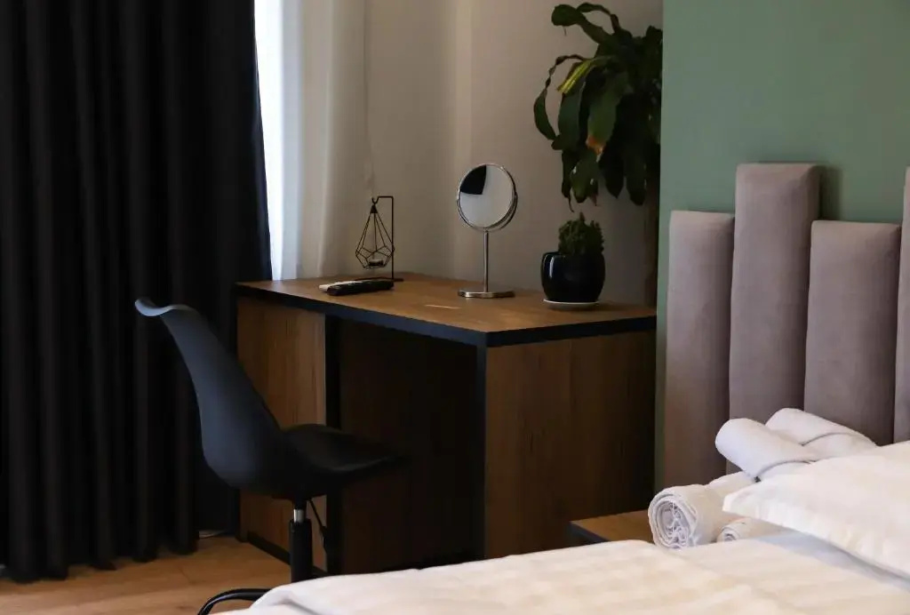 Deluxe Double room (full double bed)