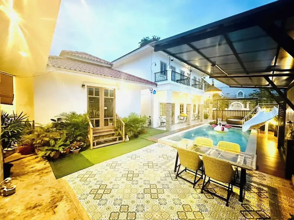 Chawee Pool Villa