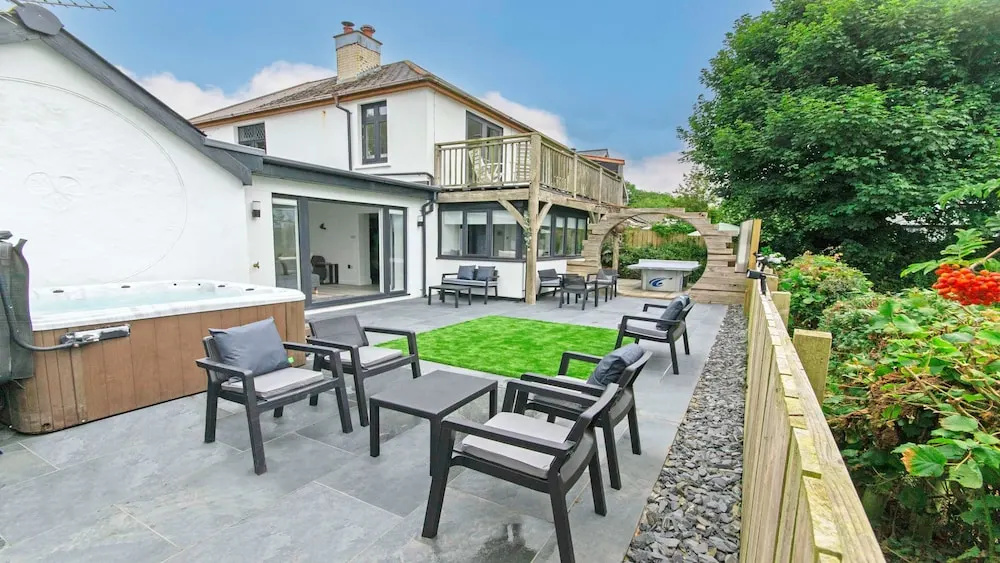 Bag-end House 7 Bedrooms, Sleeps 14, Hot Tub