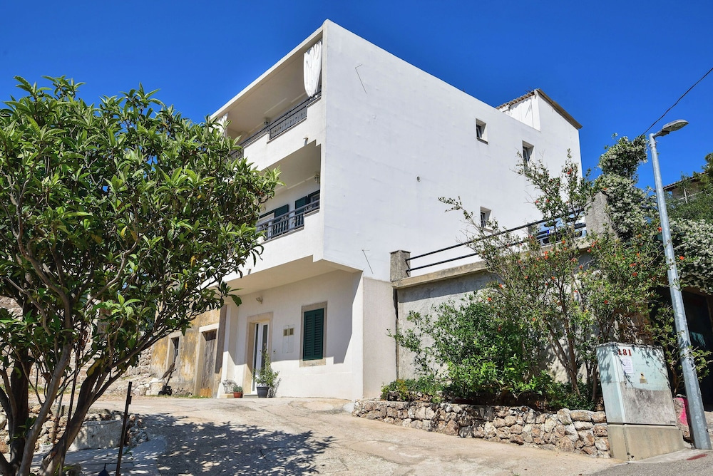 Apartments Nina & Mili