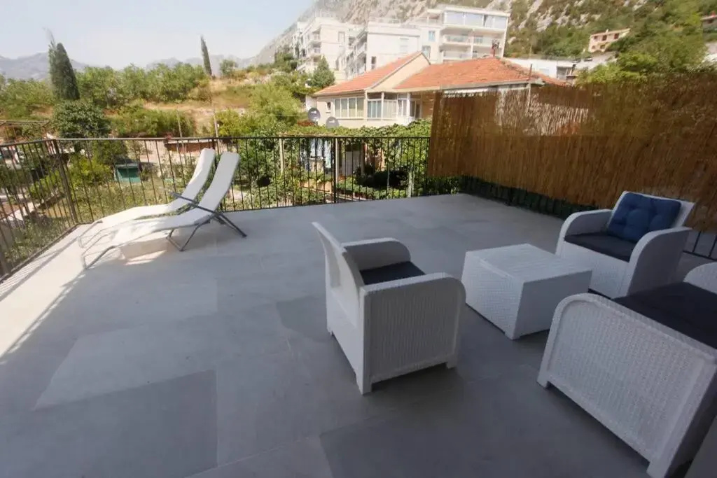 1 BR apartment with spacious terrace
